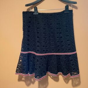 BCBG BLACK SHORT SKIRT ( crochet like)